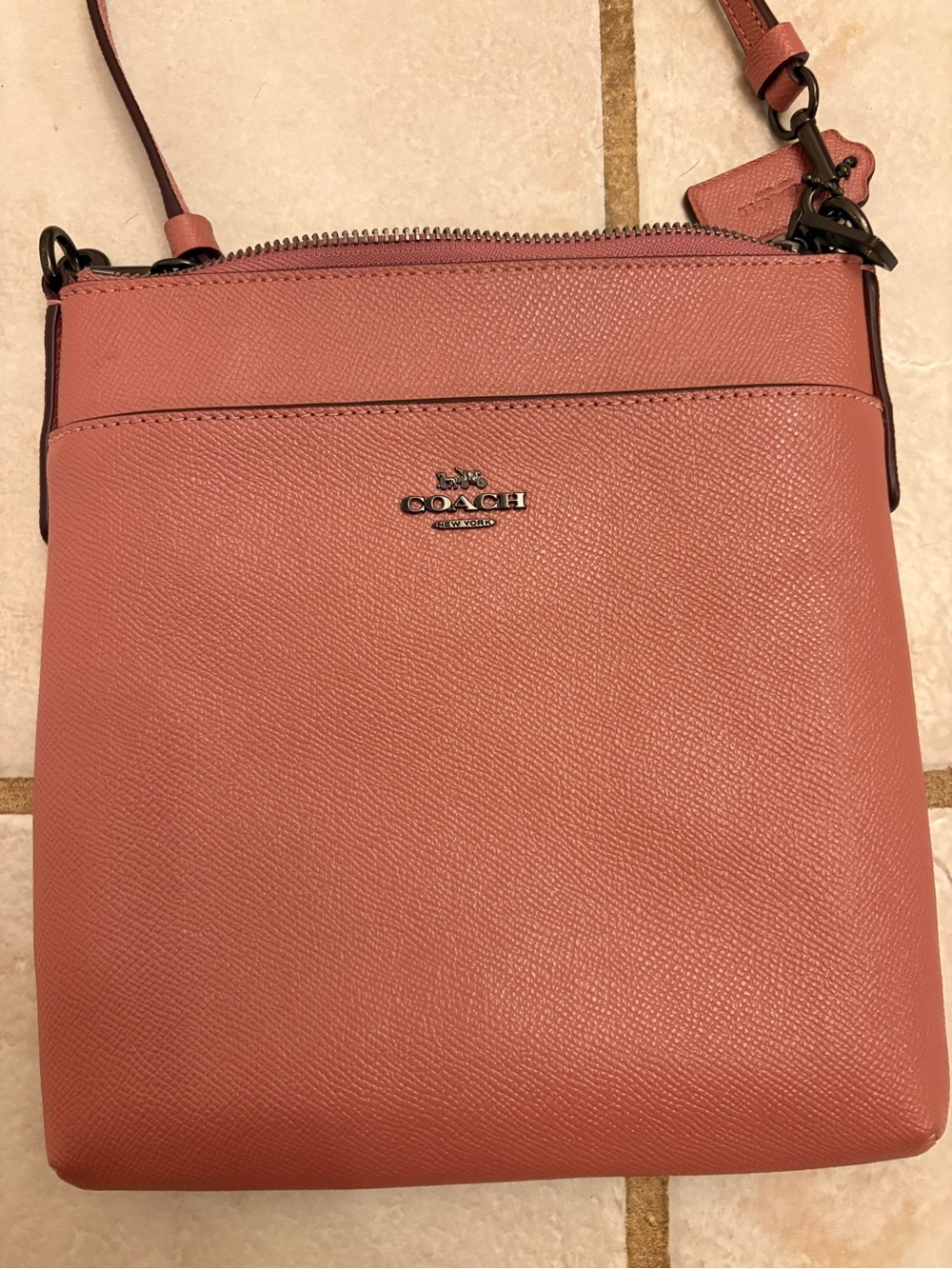 Coach Kitt Messenger Crossbody Bag in Crossgrain Leather – Pink / Coral